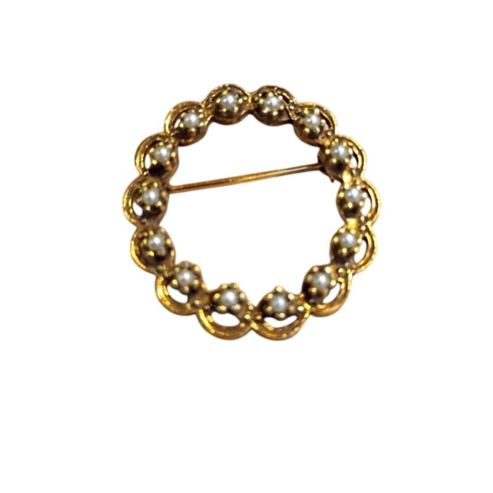 Vintage Faux Pearl Brooch Gold Tone Wreath Design Scallops